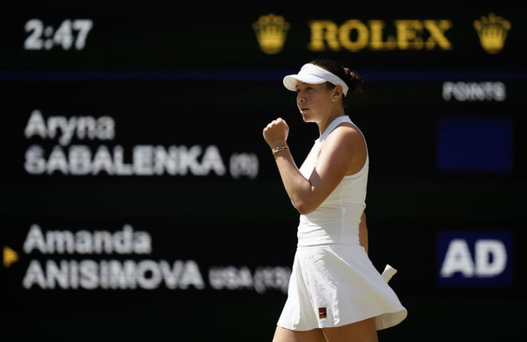 L'Américaine Amanda Anisimova réagit à un point lors de son match contre Aryna Sabalenka