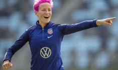 Megan Rapinoe tacle les deux pieds décollés les hockeyeurs américains