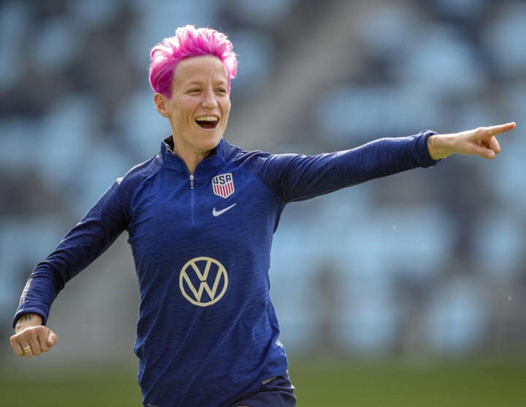 Megan Rapinoe tacle les deux pieds décollés les hockeyeurs américains