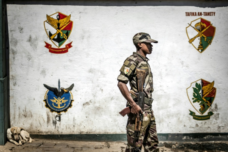 Au lendemain de sa prise de pouvoir, un soldat de l'unité Capsat surveille l'accès à sa base militaire à Antananarivo, le 15 octobre 2025 ( AFP / Luis TATO )