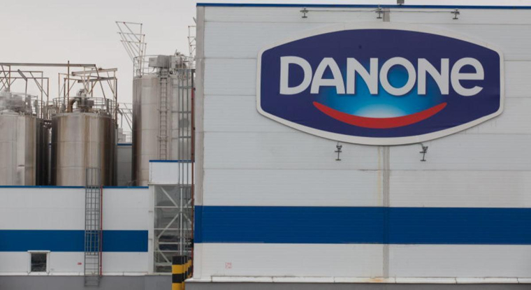 Le titre de l'agro-industriel progresse de 4% sur un an. (© Danone)