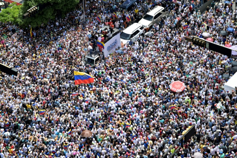 Des milliers de personnes participent à une manifestation organisée par la cheffe de l'opposition vénézuélienne Maria Corina Machado (au centre, sur un camion) à Caracas, le 17 août 2024 ( AFP / Juan BARRETO )