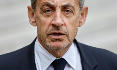 L'ancien président français Nicolas Sarkozy s'adresse à la presse à sa sortie d'une réunion au palais de l'Elysée, à Paris, le 25 février 2022 ( AFP / Ludovic MARIN )