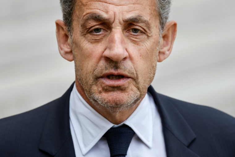 L'ancien président français Nicolas Sarkozy s'adresse à la presse à sa sortie d'une réunion au palais de l'Elysée, à Paris, le 25 février 2022 ( AFP / Ludovic MARIN )