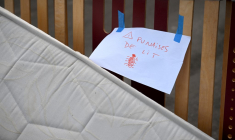 Un matelas abandonné sur un trottoir à Marseille, le 3 octobre.  ( AFP / NICOLAS TUCAT )