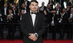 Antoine Dupont pose sur le tapis rouge à Cannes