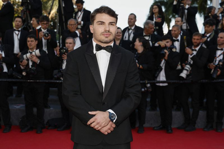 Antoine Dupont pose sur le tapis rouge à Cannes
