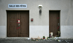 Des fleurs déposées devant la salle des fêtes de Crépol, le 23 novembre 2023 dans la Drôme, où Thomas, un adolescent, est décédé le 19 novembre 2023 après avoir été blessé à l'arme blanche lors d'un bal ( AFP / OLIVIER CHASSIGNOLE )