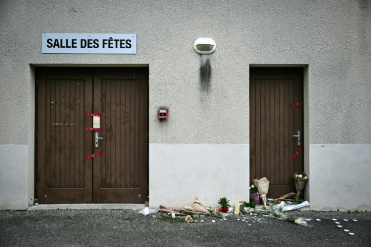Des fleurs déposées devant la salle des fêtes de Crépol, le 23 novembre 2023 dans la Drôme, où Thomas, un adolescent, est décédé le 19 novembre 2023 après avoir été blessé à l'arme blanche lors d'un bal ( AFP / OLIVIER CHASSIGNOLE )