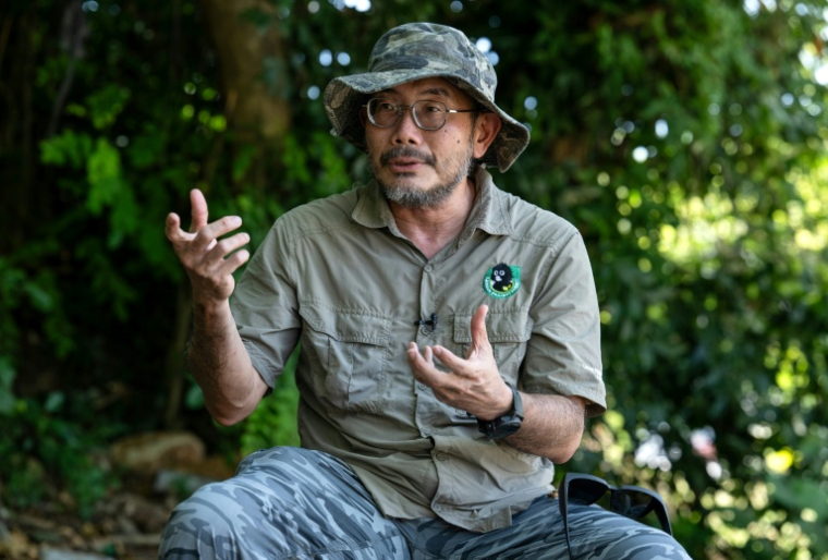 Teo Hoon Cheng, lors d'un entretien près de la troisième passerelle destinée aux singes langurs dans la banlieue de Batu Ferringhi ,à George Town, sur l'île de Penang, le 8 avril 2026 en Malaisie ( AFP / Mohd Rasfan )