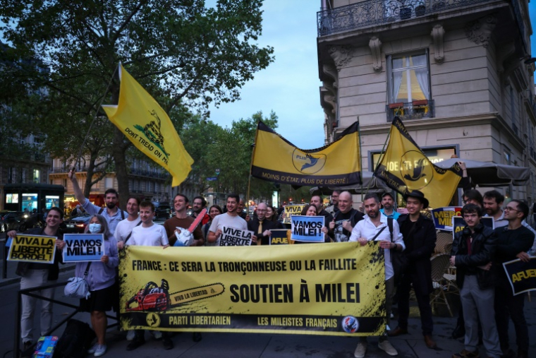 Manifestation de soutien au président argentin Javier Milei à Paris le 30 septembre 2026 ( AFP / Kenzo TRIBOUILLARD )