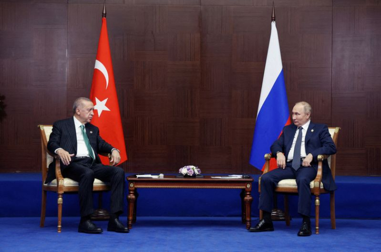 Photo d'archives : Le président russe Vladimir Poutine et le président turc Recep Tayyip Erdogan se rencontrent à Astana