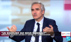 "Un bouclier qui nous manquait" : Emmanuel Macron assume et défend la loi immigration