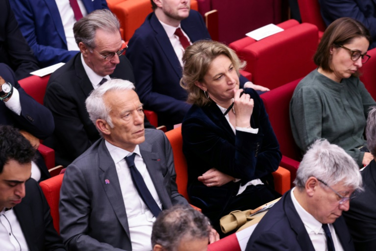 De gauche à droite: le président du Medef Patrick Martin (veste grise), la secrétaire générale de la CFDT Marylise Léon et celle de la CGT Sophie Binet, le 15 avril 2025 à Paris ( AFP / Alain JOCARD )