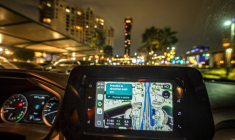 L’écran d’un GPS dans une voiture alors que les habitants de Dubaï sont confrontés à des perturbations de GPS le 9 mars 2026, aux Emirats arabes unis ( AFP / - )