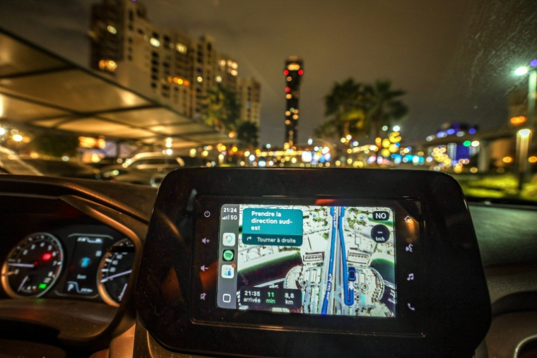 L’écran d’un GPS dans une voiture alors que les habitants de Dubaï sont confrontés à des perturbations de GPS le 9 mars 2026, aux Emirats arabes unis ( AFP / - )