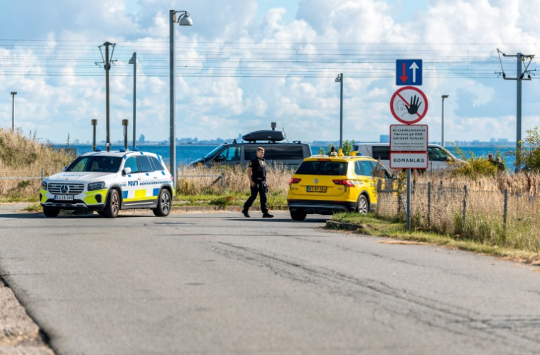Des policiers près de l'aéroport de Copenhague, après un survol de drones, le 23 septembre 2025 au Danemark ( Ritzau Scanpix / Steven Knap )
