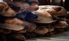 Le secteur de la boulangerie s'est engagé à baisser de nouveau le seuil de sel dans le pain, de manière imperceptible : de 1,5 gramme de sel pour 100 grammes de pain courant ou traditionnel, l'objectif passe à 1,4 gramme à partir d'octobre. ( AFP / ALAIN JOCARD )