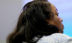 Première femme afro-américaine à siéger au conseil des gouverneurs de la Réserve fédérale (Fed), Lisa Cook, ici à Washington le 22 juillet 2025, est accusée par le camp présidentiel d'avoir menti pour obtenir des emprunts immobiliers à des taux plus favorables en 2021.  ( GETTY IMAGES NORTH AMERICA / Andrew Harnik )