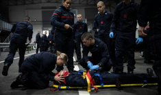 Des pompiers en formation dans la caserne de Valenton (Val-de-Marne), le 8 novembre 2023 ( AFP / JULIEN DE ROSA )