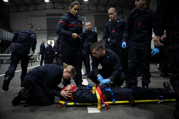 Des pompiers en formation dans la caserne de Valenton (Val-de-Marne), le 8 novembre 2023 ( AFP / JULIEN DE ROSA )