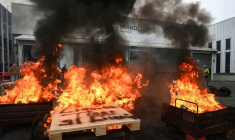 Des feux allumés lors d'une manifestation à l'usine Brandt de Vendôme dans le Loir-et-Cher, le 11 décembre 2025 ( AFP / JEAN-FRANCOIS MONIER )