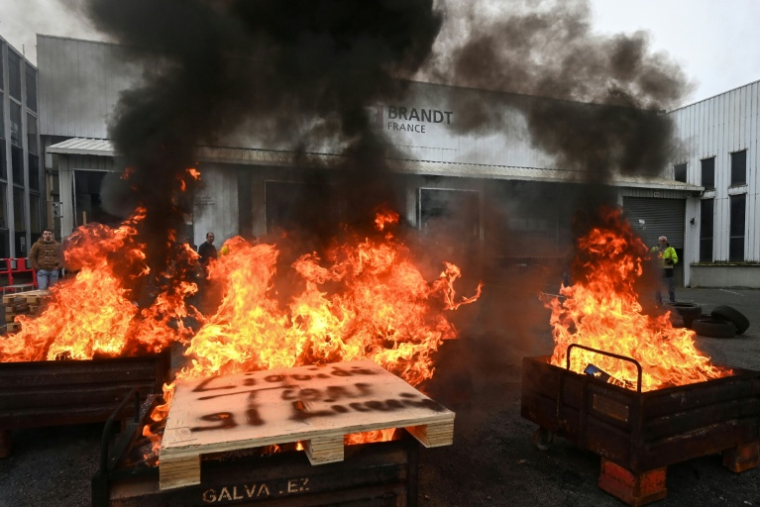 Des feux allumés lors d'une manifestation à l'usine Brandt de Vendôme dans le Loir-et-Cher, le 11 décembre 2025 ( AFP / JEAN-FRANCOIS MONIER )
