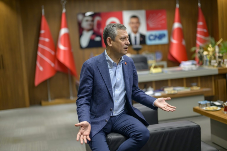 Özgür Özel, le chef du Parti républicain du peuple (CHP), principale force de l'opposition turque, lors d'un entretien avec l'AFP, le 9 avril 2025 à Istanbul ( AFP / Yasin AKGUL )