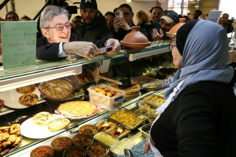 Jean-Luc Mélenchon dimanche matin au marché de Choisy-le-Roi (Val-de-Marne) ( AFP / Thomas SAMSON )