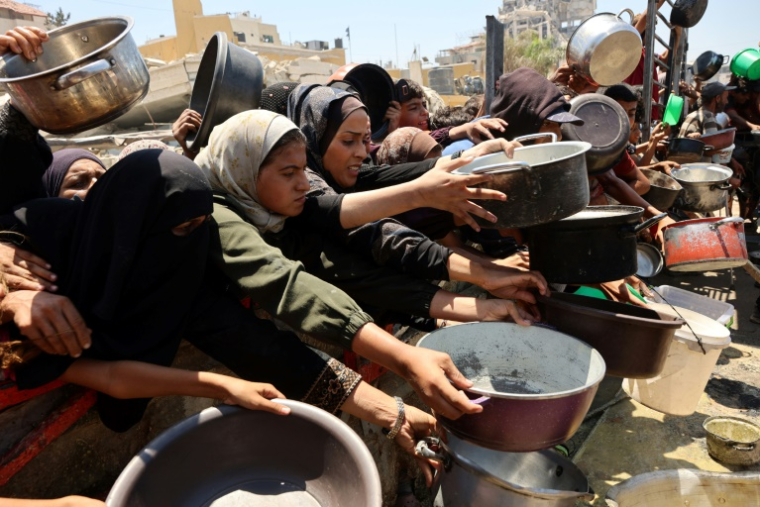 Distribution de soupe de lentilles dans la ville de Gaza, dans le nord du territoire palestinien menacé de "famine généralisée" selon l'ONU, le 2 août 2025 ( AFP / Omar AL-QATTAA )