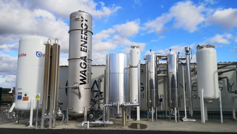 "Créé par des anciens d'Air Liquide, Waga Energy a mis au point un outil unique et breveté, la Wagabox, qui n'a a priori pas de concurrent direct, pour épurer le biogaz de décharge généré par les centres d'enfouissement de déchets ménagers etc… et en faire du biométhane." (Crédits: Waga Energy)