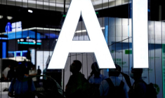 Un panneau « IA » (Intelligence Artificielle) est visible lors de la Conférence mondiale sur l'intelligence artificielle (WAIC) à Shanghai.