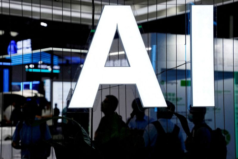Un panneau « IA » (Intelligence Artificielle) est visible lors de la Conférence mondiale sur l'intelligence artificielle (WAIC) à Shanghai.