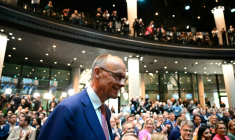 Le chef de la CDU et chancelier désigné Friedrich Merz arrive pour la signature d'un accord de coalition entre la CDU, l'Union chrétienne-sociale (CSU) et le Parti social-démocrate (SPD) pour former un nouveau gouvernement, le 5 mai 2025 à Berlin ( AFP / Tobias SCHWARZ )