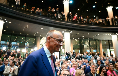Le chef de la CDU et chancelier désigné Friedrich Merz arrive pour la signature d'un accord de coalition entre la CDU, l'Union chrétienne-sociale (CSU) et le Parti social-démocrate (SPD) pour former un nouveau gouvernement, le 5 mai 2025 à Berlin ( AFP / Tobias SCHWARZ )