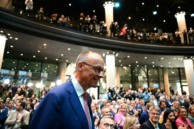Le chef de la CDU et chancelier désigné Friedrich Merz arrive pour la signature d'un accord de coalition entre la CDU, l'Union chrétienne-sociale (CSU) et le Parti social-démocrate (SPD) pour former le nouveau gouvernement du pays, le 5 mai 2025 à Berlin ( AFP / Tobias SCHWARZ )