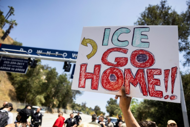 Un manifestant brandit une pancarte "Dehors ICE", pour réclamer le départ de la police de l'immigration à Los Angeles, le 19 juin 2025 ( AFP / ETIENNE LAURENT )