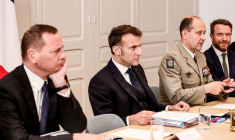 Le président Emmanuel Macron participe à une vidéoconférence des dirigeants de la Coalition des volontaires sur l'Ukraine, à Paris