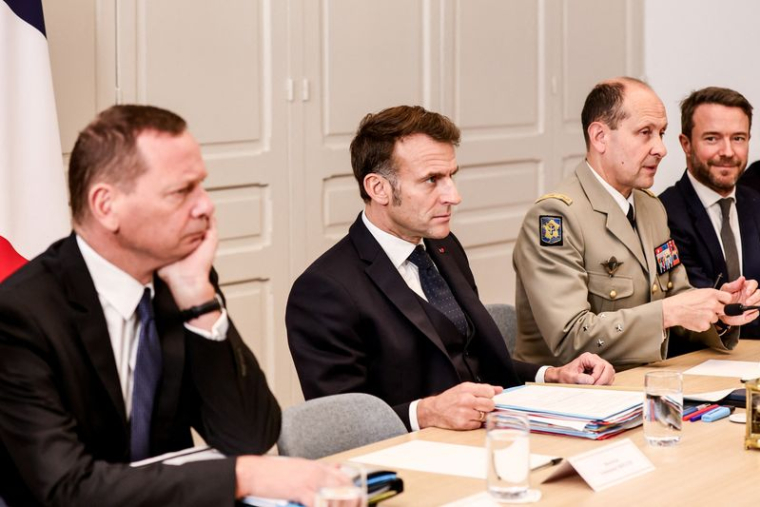 Le président Emmanuel Macron participe à une vidéoconférence des dirigeants de la Coalition des volontaires sur l'Ukraine, à Paris