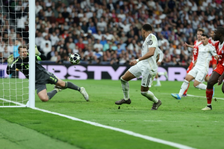 Kylian Mbappé réduit le score pour le Real Madrid face au Bayern en quart de finale aller de la Ligue des champions au stade Santiago-Bernabeu, le 7 avril 2026  ( AFP / Thomas COEX )