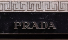 Le logo de la maison de couture Prada à Milan