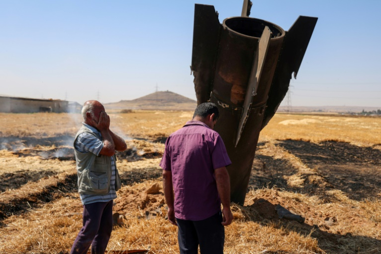 Des agriculteurs syriens constatent les dégâts après la chute d'un missile iranien dans un champ dans la région de Najha, le 8 juin 2026. ( AFP / Bakr ALKASEM )