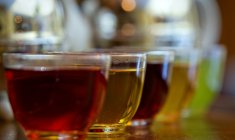 Un premier baromètre publié mercredi par Commerce Equitable France veut contribuer à éclairer sur les conditions de production d'une grande partie du thé vendu en France ( AFP / JOEL SAGET )