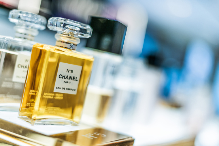 Les marques de luxe sont prêtes à payer des fortunes pour promouvoir leurs produits. Crédit photo : Adobe Stock