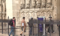Fidèles et touristes entrent dans Notre-Dame de Paris avant une messe en hommage au pape