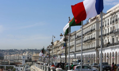 Des drapeaux algériens et français, à Alger