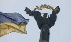 Un drapeau national ukrainien flotte devant le monument de l'Indépendance dans le centre de Kyiv