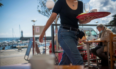Dans un café de Belle-Ile-en-Mer, le 19 mai 2021 ( AFP / LOIC VENANCE )