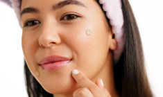 Des smileys sur les joues des adolescents d’aujourd’hui aux élégantes mouches noires des salons de la Restauration Stuart, le visage humain a toujours été un terrain de créativité esthétique… (crédit: Adobe Stock)