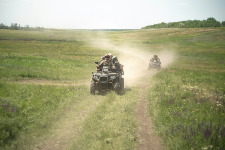 Une équipe de soldats à bord de quads dans le cadre d'un entraînement contre les drones russes, dans l'est de l'Ukraine, le 6 juin 2025 ( AFP / Florent VERGNES )